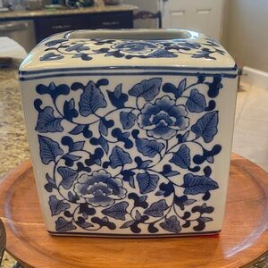 Blue and White Floral Ceramic/Porcelain Tissue Box Cover. Great Condition.